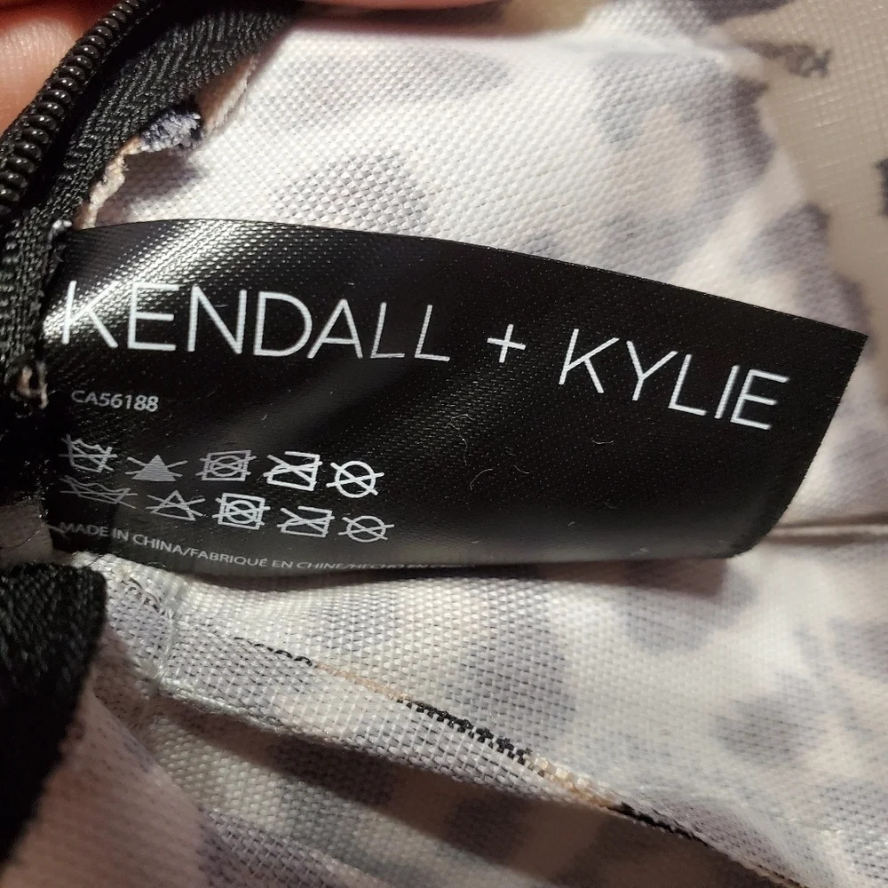 Kendall + Kylie Cheetah Animal Makeup Accessory Cosmetic Bag Pouch with Zipper - Picture 5 of 6